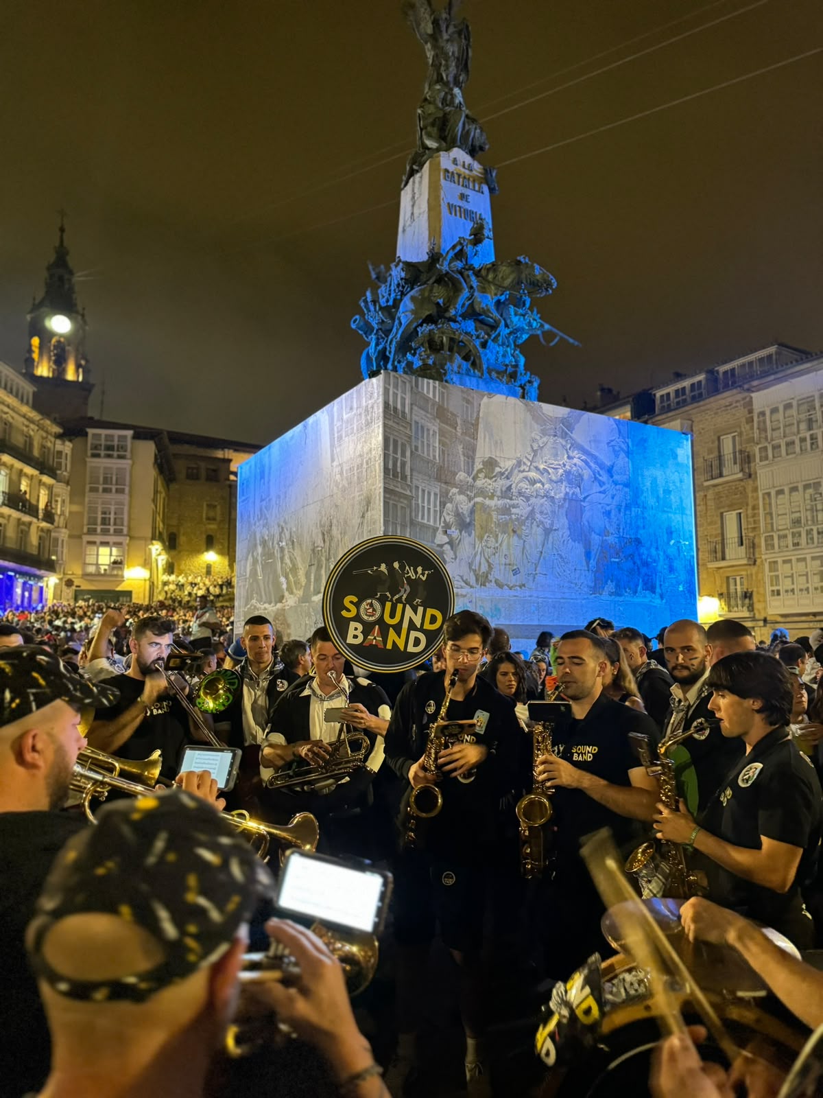 SoundBand en Vitoria, plaza llena de público